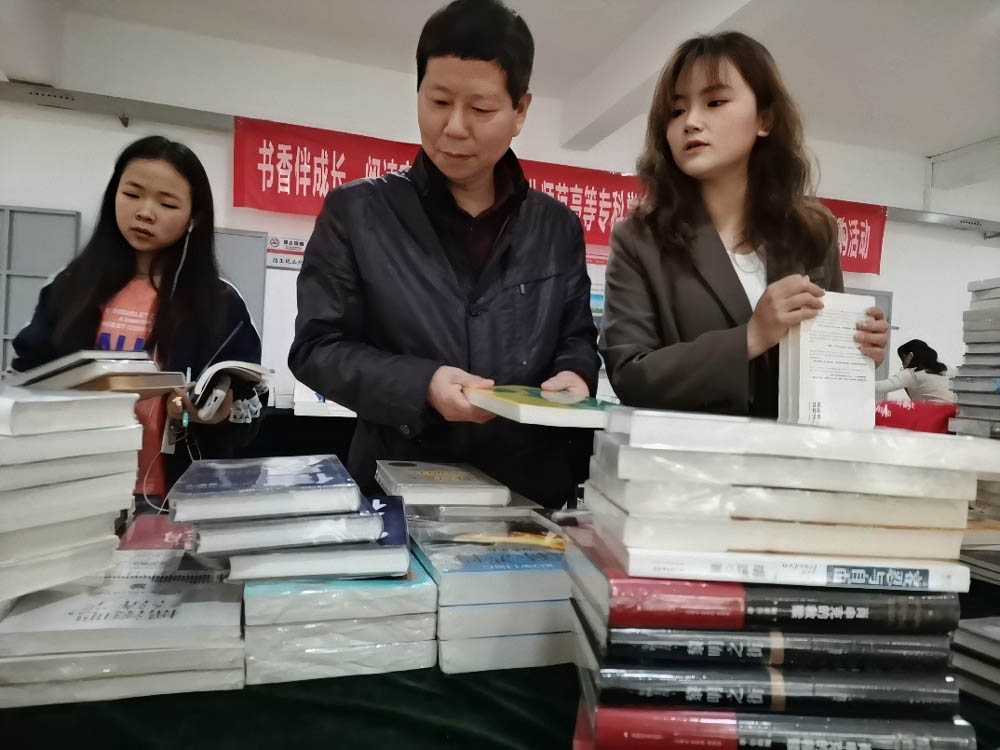 “書香伴成長，閱讀育新人”——我校圖書館成功舉辦 “你選書，我買單”活動(dòng)