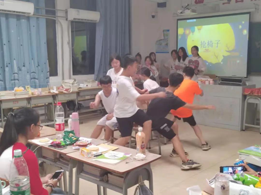 中秋佳節(jié)，師生一起過！
