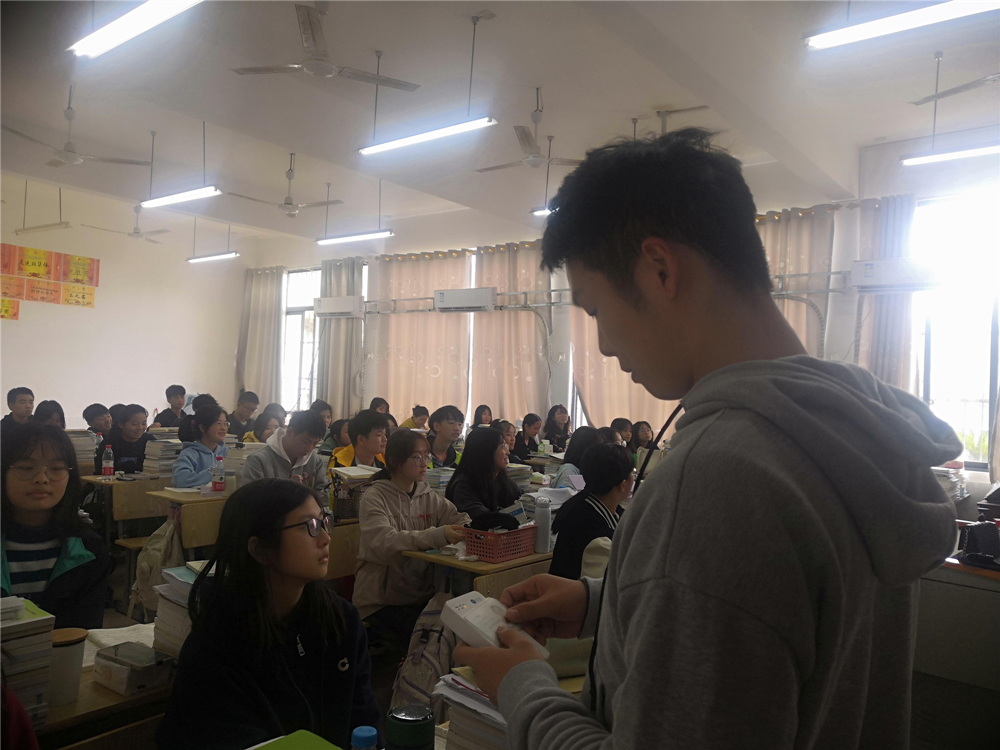 衡陽幼高專嚴把大專新生身份核驗關