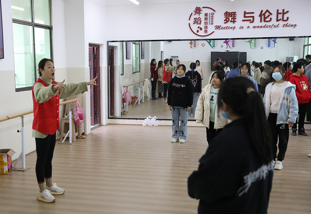 衡陽(yáng)幼兒師范高等?？茖W(xué)校積極開(kāi)展“百千萬(wàn)‘藝術(shù)童伴’——留守兒童關(guān)愛(ài)工程”支教幫扶活動(dòng)