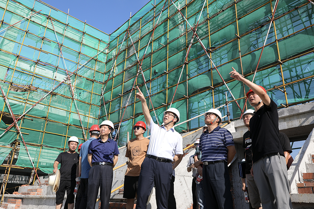 校領(lǐng)導(dǎo)深入學(xué)?；?xiàng)目施工現(xiàn)場檢查指導(dǎo)工作